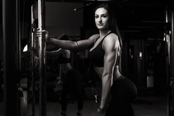 Attraktiv kvinna gör tung vikt övning för Triceps — Stockfoto