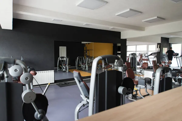 配备设备和机器的现代健身房健身中心 — 图库照片