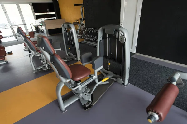 Moderno Centro Fitness Con Attrezzature Macchine — Foto Stock