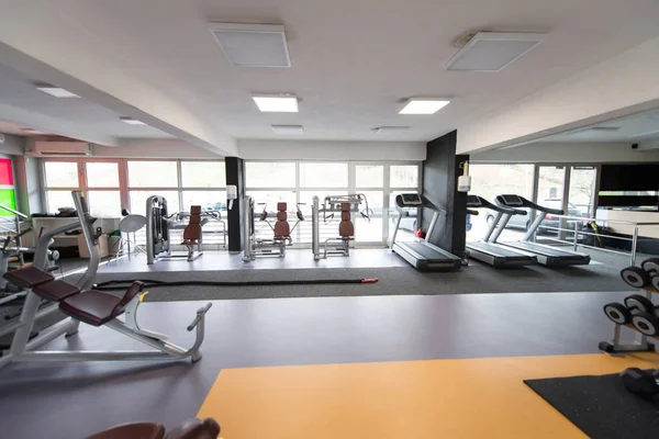 Moderno Centro Fitness Con Attrezzature Macchine — Foto Stock