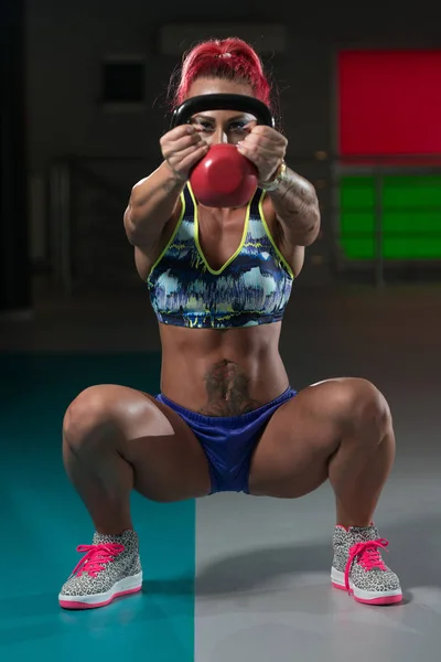 Žena fitness cvičení s konvicí zvonek — Stock fotografie