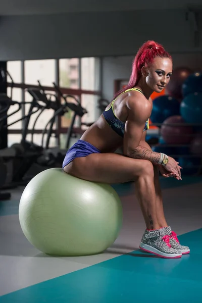 Feminino descansando na bola no centro de fitness — Fotografia de Stock