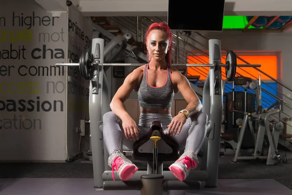 Feminino descansando no banco no centro de fitness — Fotografia de Stock