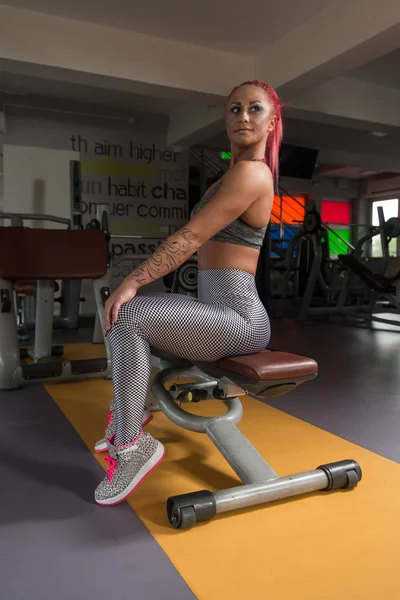 Feminino descansando no banco no centro de fitness — Fotografia de Stock