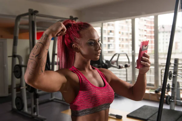 Chica tomando foto selfie en el gimnasio —  Fotos de Stock