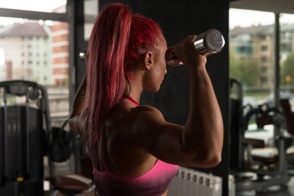 Mulher da aptidão que faz o exercício para ombros com halteres — Fotografia de Stock