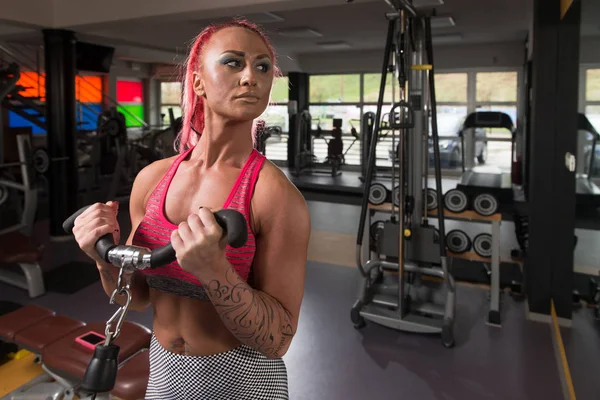 Mulher bonita fazendo exercício de peso pesado para bíceps — Fotografia de Stock