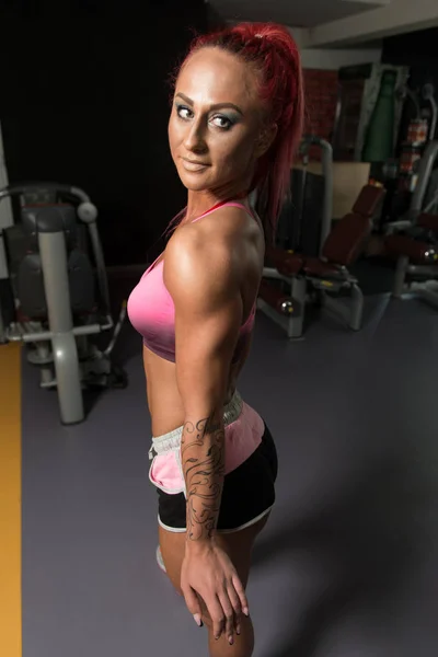 Attraente donna flessibile muscoli — Foto Stock