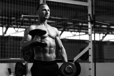 pazı dumbbells ile egzersiz vücut geliştirmeci