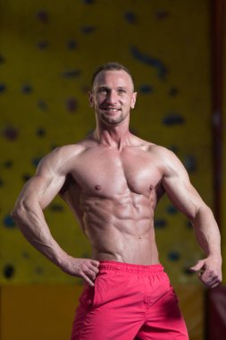 Yakışıklı adam kasların esneme