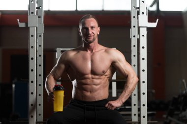 Şişeden su içen adam