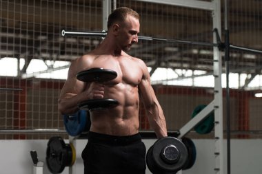 Pazı egzersiz bir spor salonunda Dumbbells ile