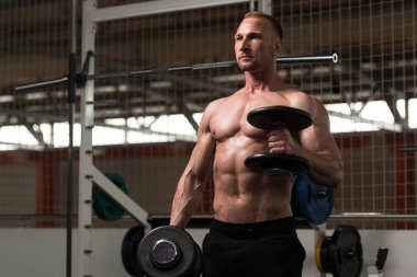 pazı dumbbells ile egzersiz vücut geliştirmeci