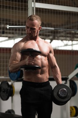 pazı dumbbells ile egzersiz vücut geliştirmeci