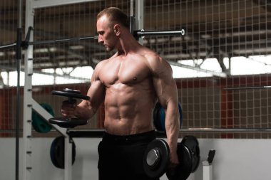 Pazı egzersiz Dumbbells ile adam