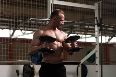 Pazı egzersiz bir spor salonunda Dumbbells ile