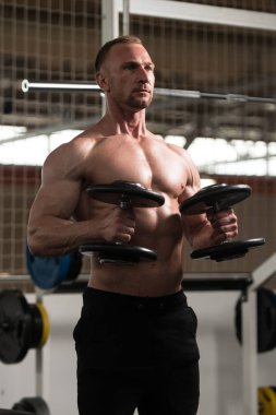 Pazı egzersiz Dumbbells ile adam