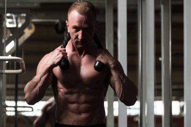 Spor salonunda makine üzerinde abs antreman adam