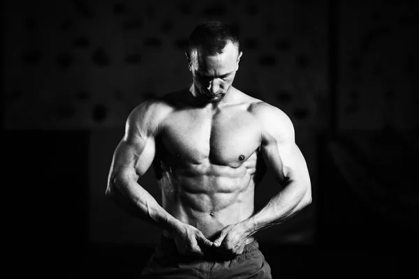 Muscular Bodybuilder Showing His Front Abdominal Abs — Stock Photo, Image