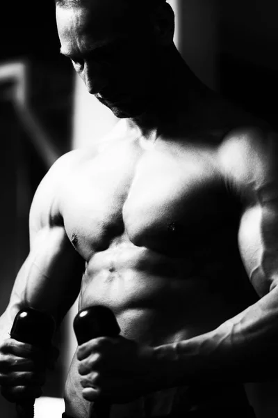 Bodybuilder trainiert Bizeps — Stockfoto