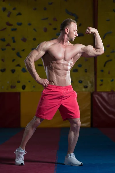 Hombre guapo flexionando músculos — Foto de Stock