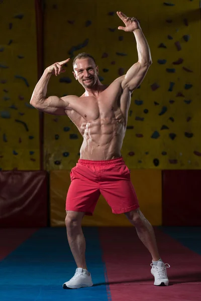 Hombre sano con paquete de seis —  Fotos de Stock