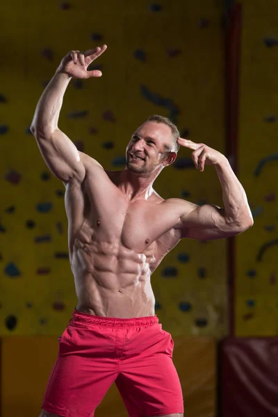 Bodybuilder Flexing Muscles — Stock Photo, Image