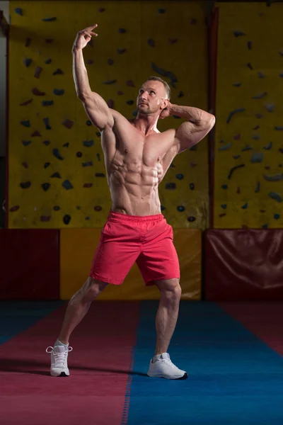 Ernstige bodybuilder permanent in de sportschool — Stockfoto