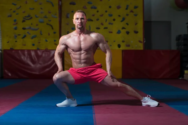 Mannen i Gym visar hans vältränade kropp — Stockfoto