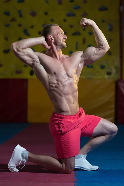 Serious Bodybuilder Standing In The Gym — Stock Photo, Image