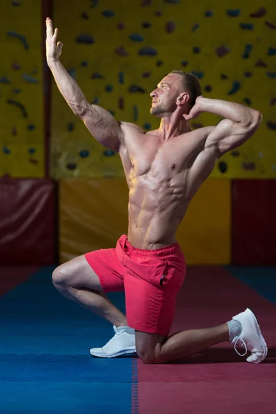 Männlicher Bodybuilder zeigt seinen Körper — Stockfoto