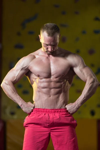 Muscular Bodybuilder Showing His Front Abdominal Abs — Stock Photo, Image