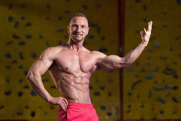 Portrait Of A Physically Fit Muscular Man — Stock Photo, Image