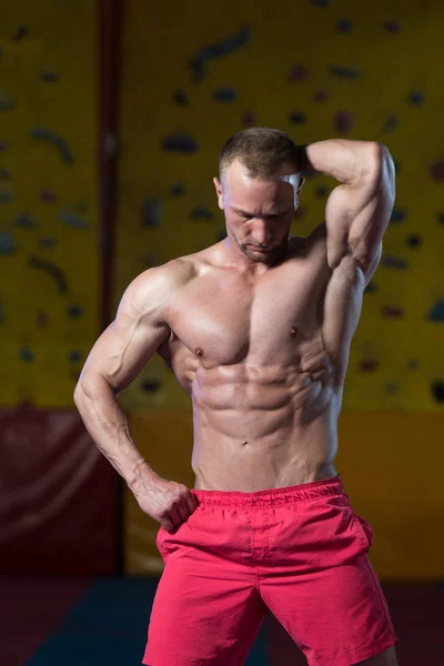 Muscular culturista mostrando su frente abdominal abdominales — Foto de Stock