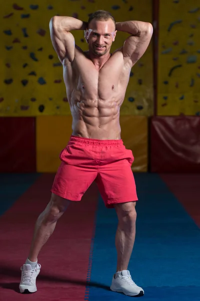 Man In Gym Showing His Well Trained Body — Stock Photo, Image