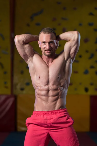 Μυϊκή Bodybuilder δείχνει κοιλιακή κοιλιακούς του μπροστά — Φωτογραφία Αρχείου