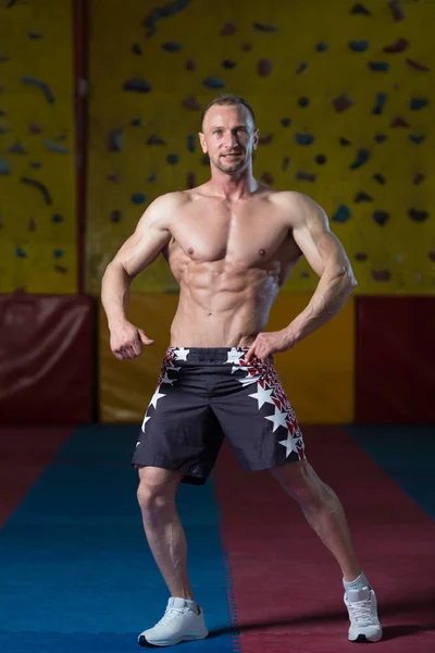 Erkek Vücut Oluşturucu vücudunu gösteren — Stok fotoğraf