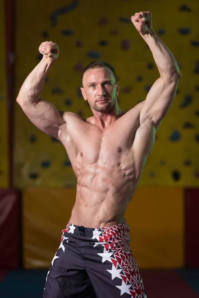 Muscular halterofilista mostrando sua frente Abdómen Abdominal — Fotografia de Stock