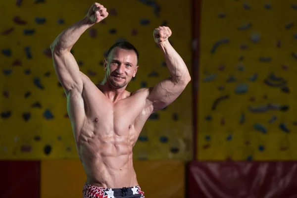 Muscular Man Flexing Muscles In Gym — Stock Photo, Image