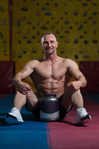 Bodybuilder posant avec des suppléments pour l'espace de copie — Photo