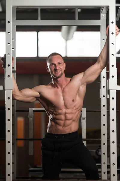 Hombre sano con paquete de seis — Foto de Stock