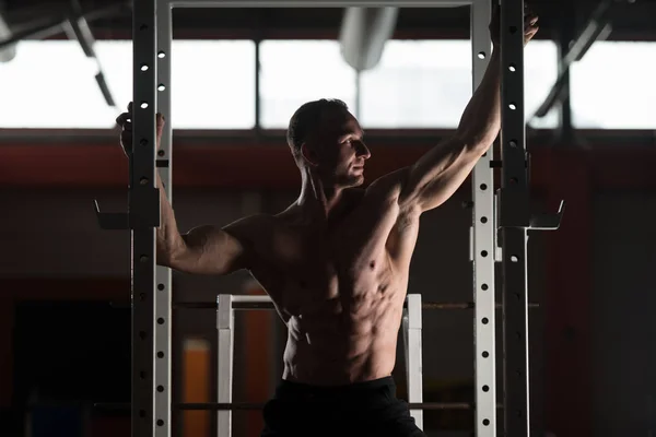 Hombre en el gimnasio mostrando su cuerpo bien entrenado — Foto de Stock