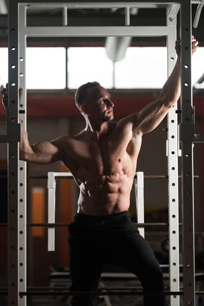 Retrato de um homem musculoso fisicamente apto — Fotografia de Stock