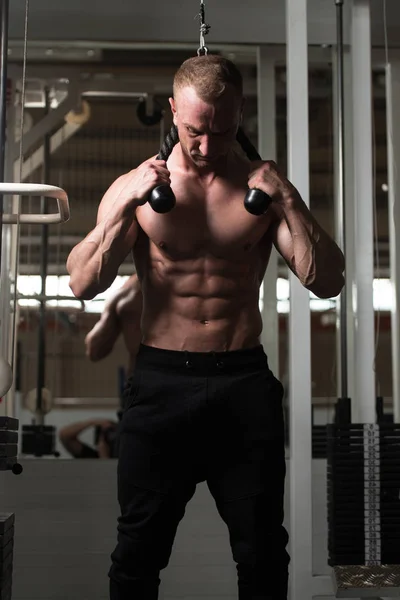 Hombre ejercitando abdominales en la máquina en el gimnasio —  Fotos de Stock