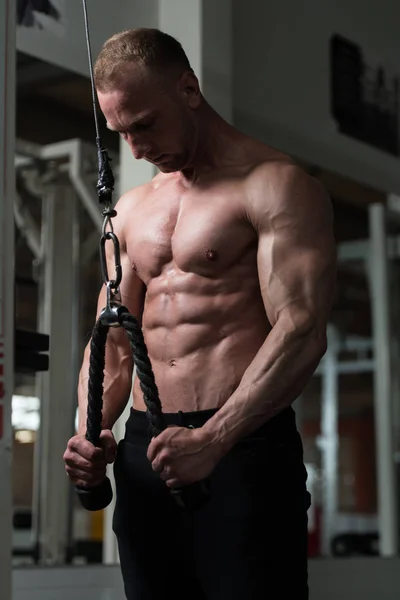 Man uitoefening van de Triceps In de sportschool — Stockfoto