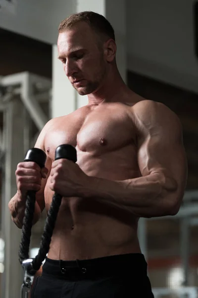 Fisiculturista fazendo exercício de peso pesado para bíceps — Fotografia de Stock