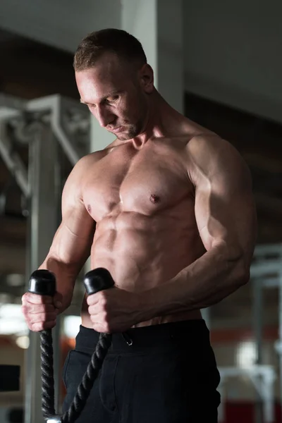 Ο άνθρωπος άσκηση δικέφαλους μυς στο γυμναστήριο — Φωτογραφία Αρχείου