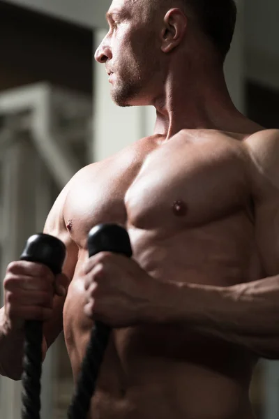 Culturista haciendo ejercicio de peso pesado para bíceps —  Fotos de Stock