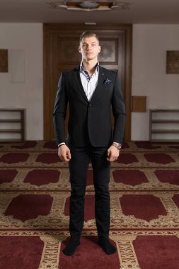 Genç Müslüman adamın portresi