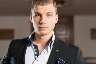 Genç Müslüman adamın portresi